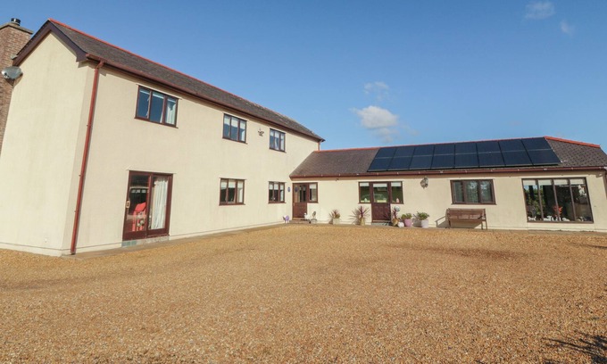 Gaerwen Cottage | BRYN COED COTTAGE, pet friendly, with hot tub in Pentre Berw