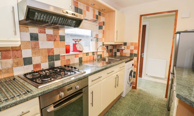 Manod Cottage | BRYN EITHIN, pet friendly, with a garden in Manod