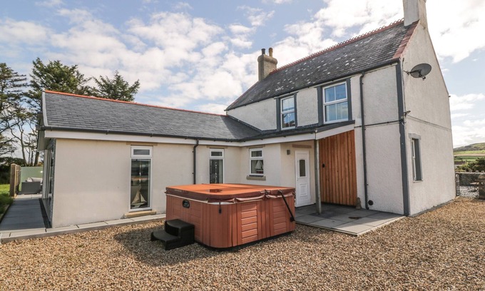 Garn Fadryn Cottage | BRYN FFYNNON, pet friendly, character holiday cottage in Aberdaron