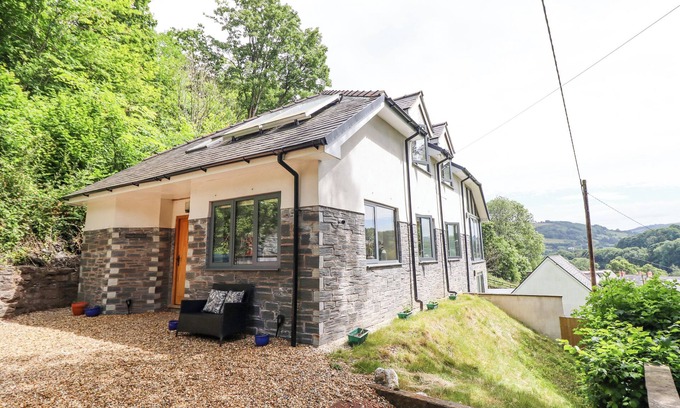 Llangollen Cottage | BRYN GOLAU, pet friendly, with open fire in Glyn Ceiriog