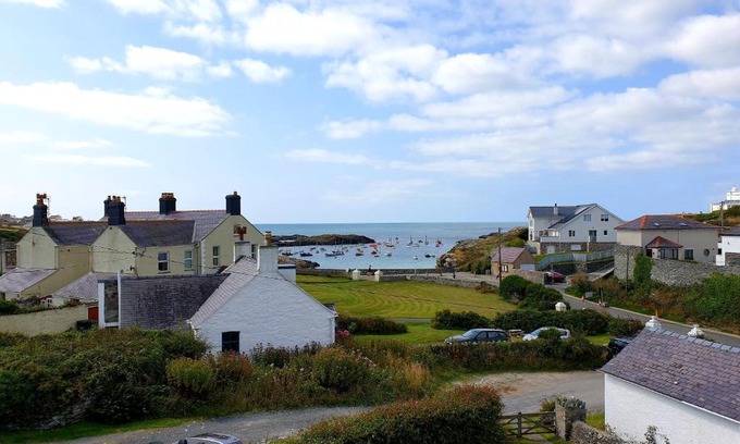 Trearddur Bay House | BRYN GORS-3 BED-FIRST FLOOR APT- YARDS FROM BEACH