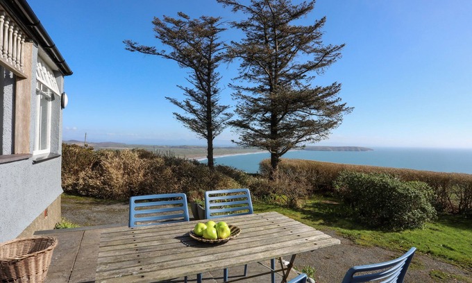 Mynytho Cottage | BRYN MEILLION, pet friendly, with a garden in Sarn Meyllteyrn