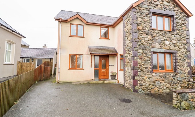 Brynrefail Cottage | BRYN SEION, family friendly, with open fire in Y Felinheli