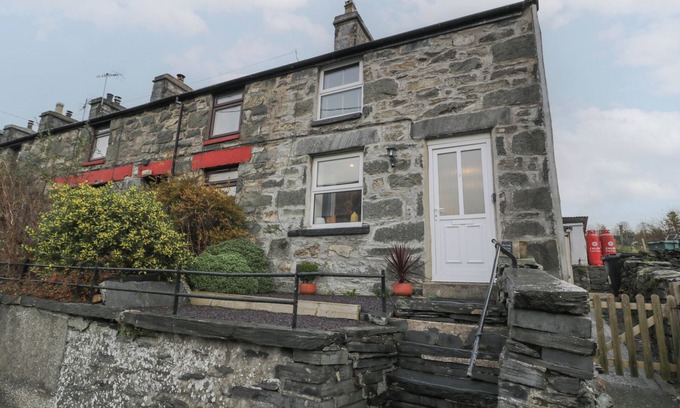 Penmachno Cottage | BRYN TAWEL, pet friendly, with a garden in Penmachno