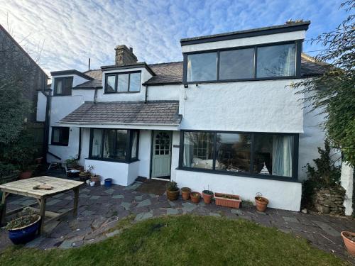 Moelfre House | Bryn Teg Cottage