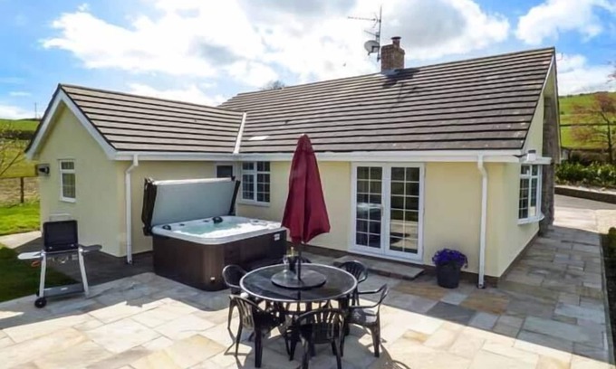 Betws yn Rhos Cottage | BRYN TIRION, family friendly, luxury holiday cottage in Betws Yn Rhos