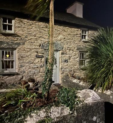 Llanfachraeth Villa | Brynglas Cottage with Hot Tub, Anglesey.