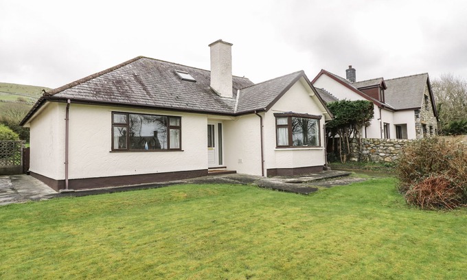 Llwyngwril Cottage | BRYNTEG, family friendly, country holiday cottage in Llwyngwril