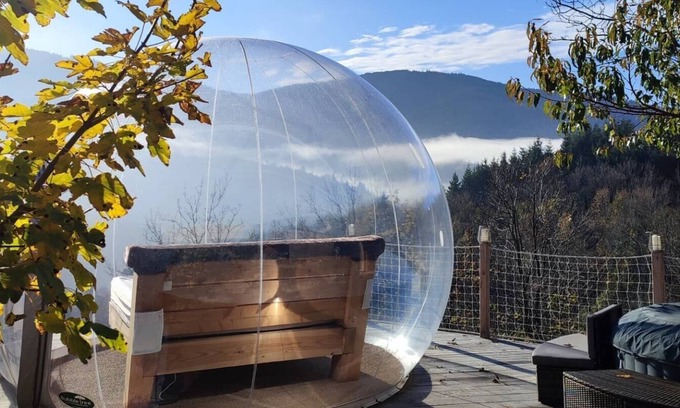 Saint-Julien-Vocance Bed & Breakfast | Bubble room with mountain view