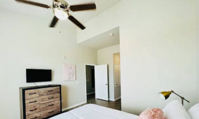 Pearland Apartment | Bubble Yum ~ Girl’s Getaway! Shopping!🛍 Dining!Resort Pool! 🏊‍♀️