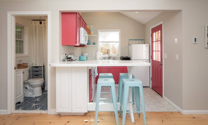 Middletown House | Bubbly Sunlit Newport cottage near fantastic beach area!