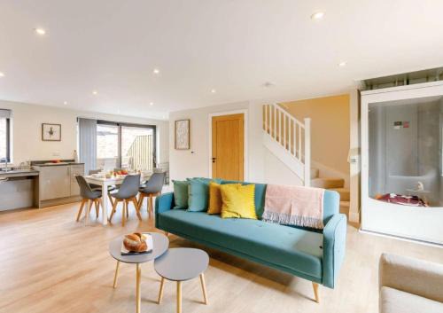 Moreton Valence House | Buck Cottage disabled adapted 3 bed hot tub pets