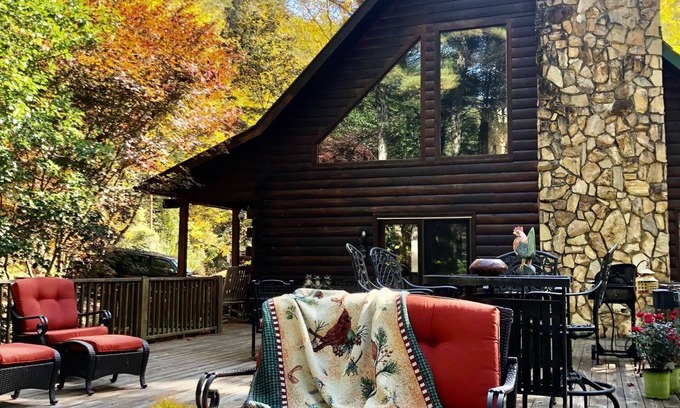 Highlands Cabin | BUCK FALLS LOG CABIN, 5 bedroom Chalet RETREAT between Highlands and Franklin NC