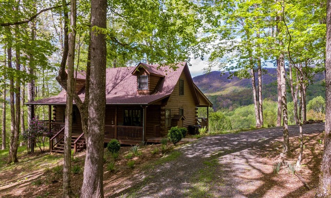 West Jefferson House | Buck Ridge - Mtn views, hot tub, perfect location!