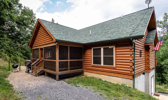 Luray Cabin | Buck's Run: Shenandoah Mountain Log Cabin with a unique view of the Shenandoahs