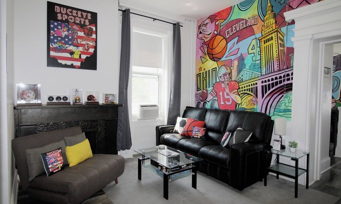 Sandusky Apartment | Buckeye Sports ~ Mins to CP & SF ~ King/WD/Pet OK/Kids Friendly/Largest Mural