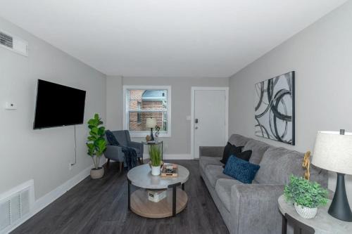 South Tuxedo Park Apartment | Buckhead 2br Free Parking & Wi-fi
