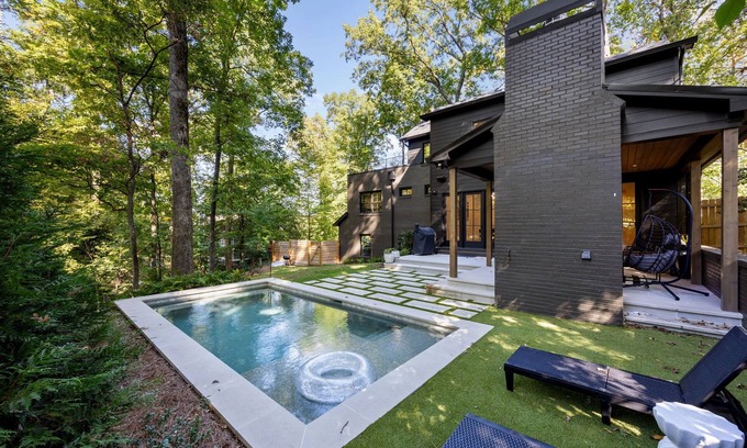 North Buckhead House | Buckhead Black House Spacious 5 Bedroom Mansion with Heated Pool - Lenox Atlanta