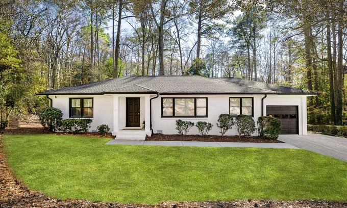 Buckhead House | Buckhead/Hot Tub/Luxurious/Walk to Lenox Mall