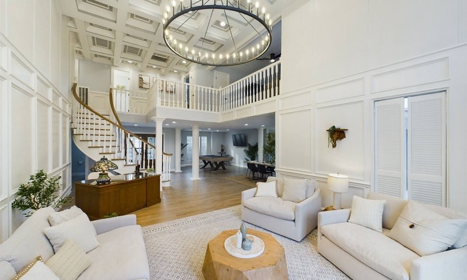 Northside House | Buckle & Boots BNB - 20 minutes to downtown + pool