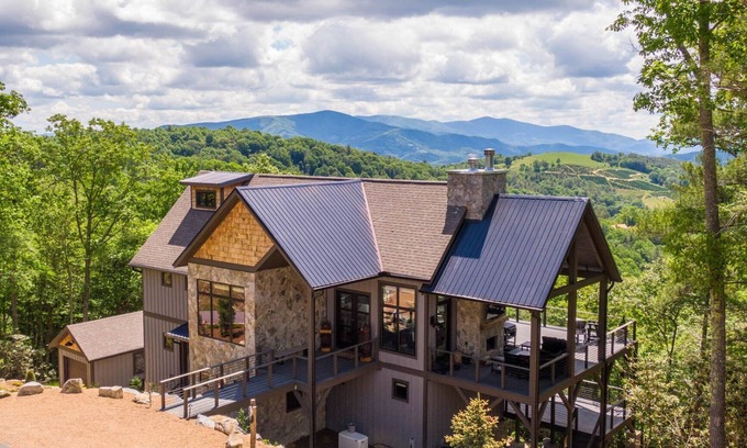 Elk Park House | Bucks and Bunnies at Eagles Nest - new, luxury with huge views, hot tub