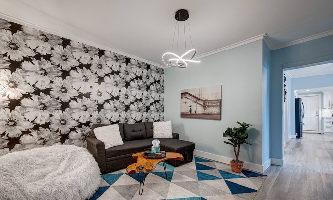 Bucktown Condo | Bucktown Beauty! Pet friendly and (Secret) Space for the Whole Group by RedAwning