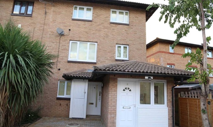Thamesmead East House | Budget 4-Bedrooms In Thamesmead