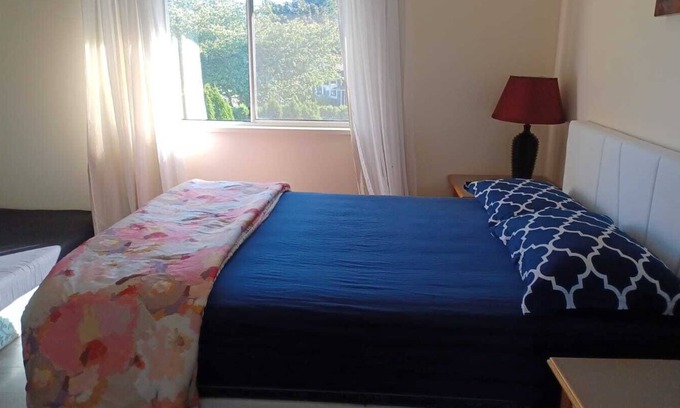 Surrey House | Budget and Cozy Room Near Surrey Central- Walk to Restaurants, Plaza, Transit