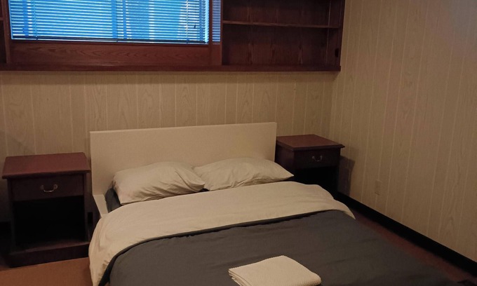 Burnaby House | Budget basement room with shared washroom