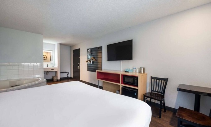 Ontario Hotel | Budget Deal at Ontario! Pool, Free Breakfast, Near Scotch Pines Golf Course