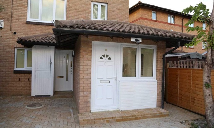 Thamesmead East Ski Chalet | Budget Ensuite Room in Thamesmead