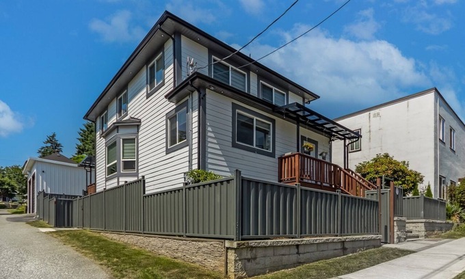 New Westminster House | Budget Friendly 2-Bed/1-Bath Side-Suite in New Westminster, great for long stay