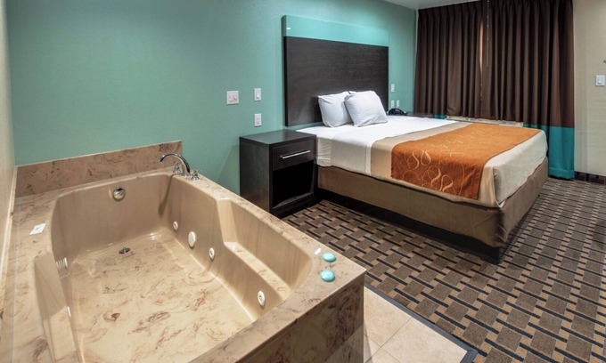 Fort Worth Hotel | Budget-friendly Accommodation | Room w/Hot-tub and Free Breakfast