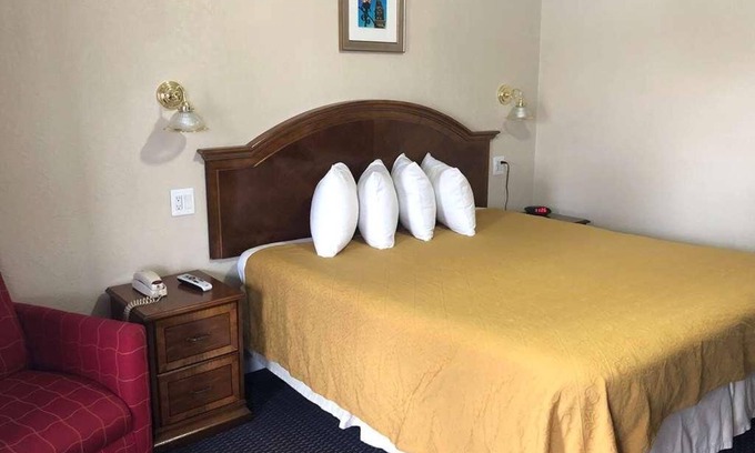 Harrisonville Hotel | Budget-friendly Accommodation at Knights Inn Harrisonville! Pets Allowed
