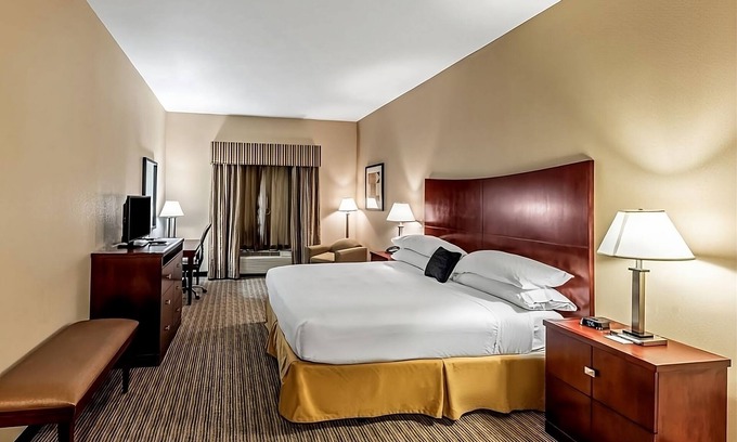Mineral Wells Hotel | Budget-Friendly Accommodations at Red Lion Inn & Suites Mineral Wells! Pool!