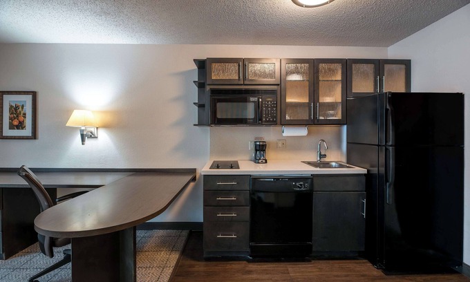 Fossil Creek Resort | Budget-friendly Accommodation, Short Drive to Dickies Arena! FREE Parking!