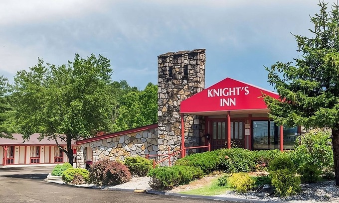 Summit Hotel | Budget-friendly Accommodation at Knights Inn Ashland! Onsite Pool, Free Parking!