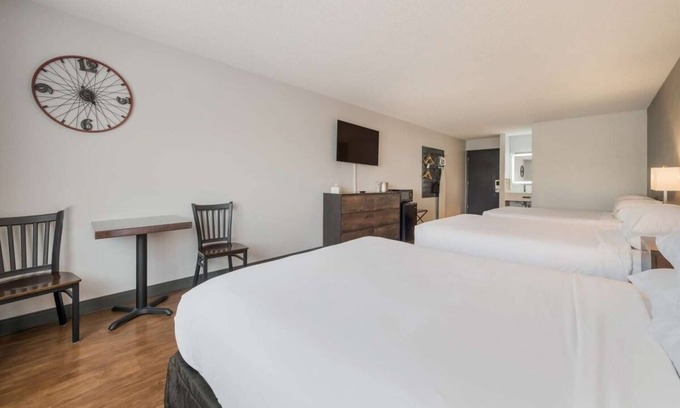 Ontario Hotel | Budget-friendly Accommodation! Indoor Pool, Pets Allowed, Free Breakfast