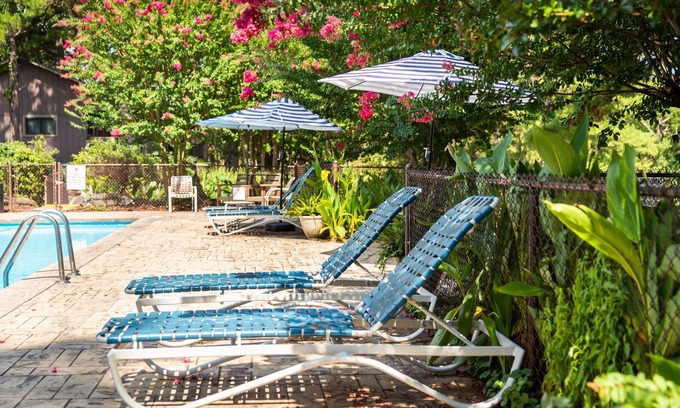 Mount Ida Apartment | Budget friendly queen studio with full kitchen, two queen beds and sleeper sofa by RedAwning