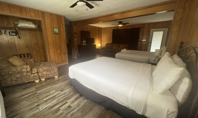 Mount Ida Apartment | Budget friendly queen studio with full kitchen, two queen beds and sleeper sofa by RedAwning