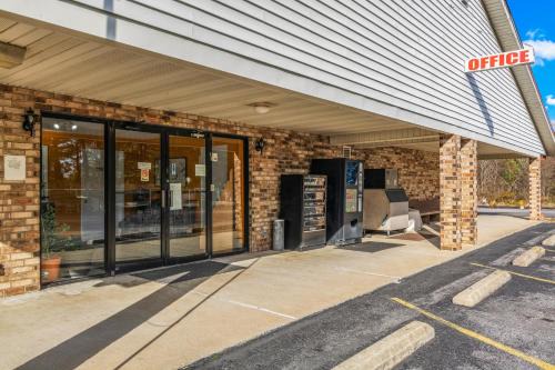 Orlinda Hotel | Budget Host Inn by Hotel O Portland near I-65
