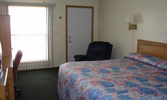 Fairmont Hotel | Budget Inn/ 1 Queen Bed Non Smoking