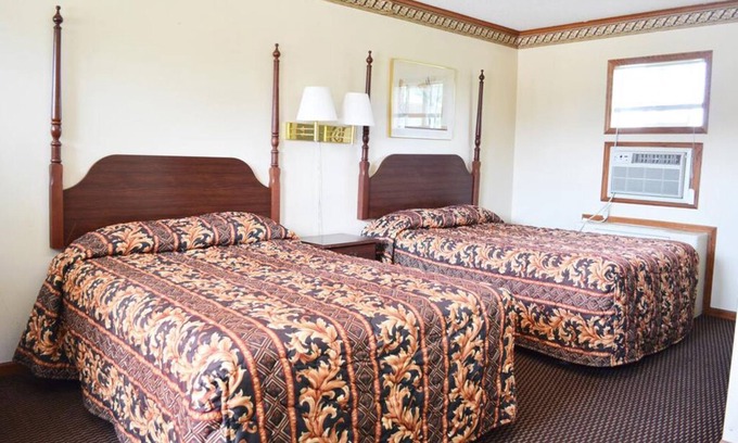 Fairmont Hotel | Budget Inn/2 Queen Bed Non-Smoking