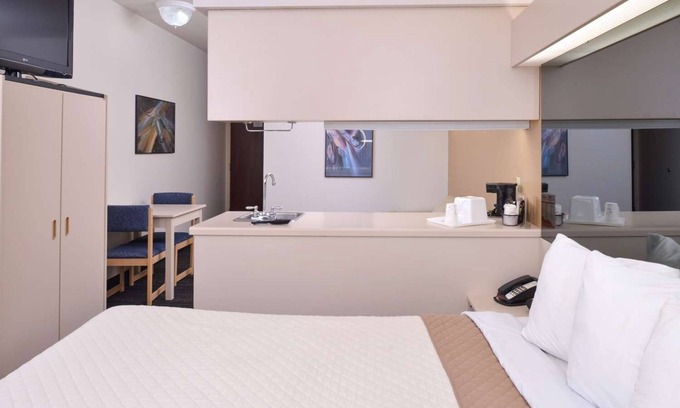 Maryville Hotel | Budget-Minded Traveler's Dream: Comfortable Room with Breakfast Included