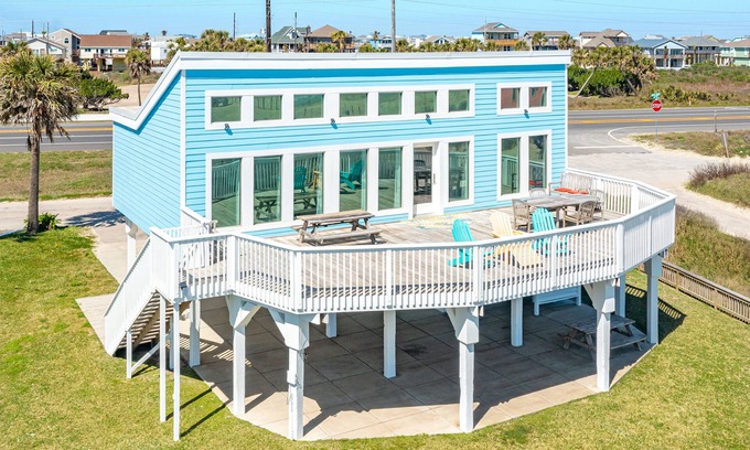 Galveston House | Budget & Pet Friendly Beachfront Home - Great for Couples or Small Families