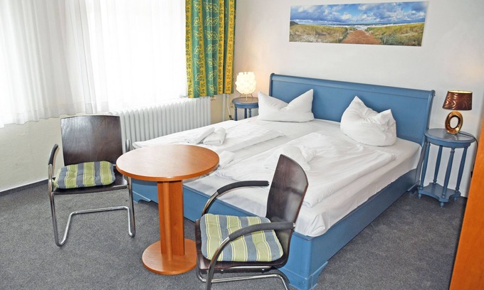 Sellin Cottage | Budget room with shower/WC on corridor 28 - Wilhelms Hostel in Ostseebad Sellin