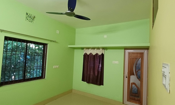 Cuttack House | Budget stay by a serene lake,enjoy nature’s charm just steps away.All amenities.