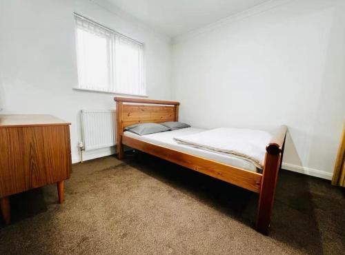 Luton House | Budget Stay In Luton 01 M