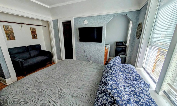 Lower East Side Bed & Breakfast | Budget Studio near Brady St w/Parking