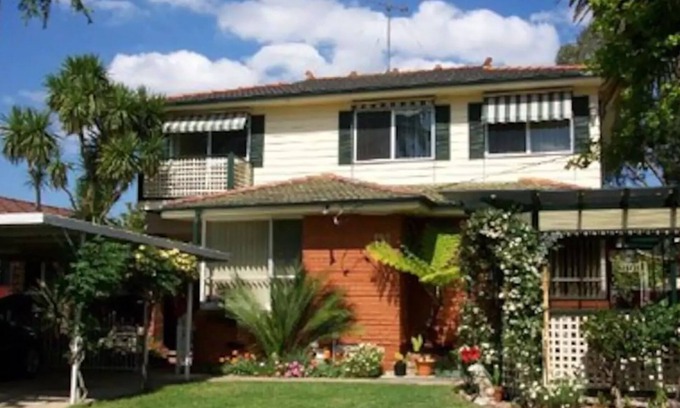 Ingleburn House | Budget Sydney Holiday House with WIFI & Netflix